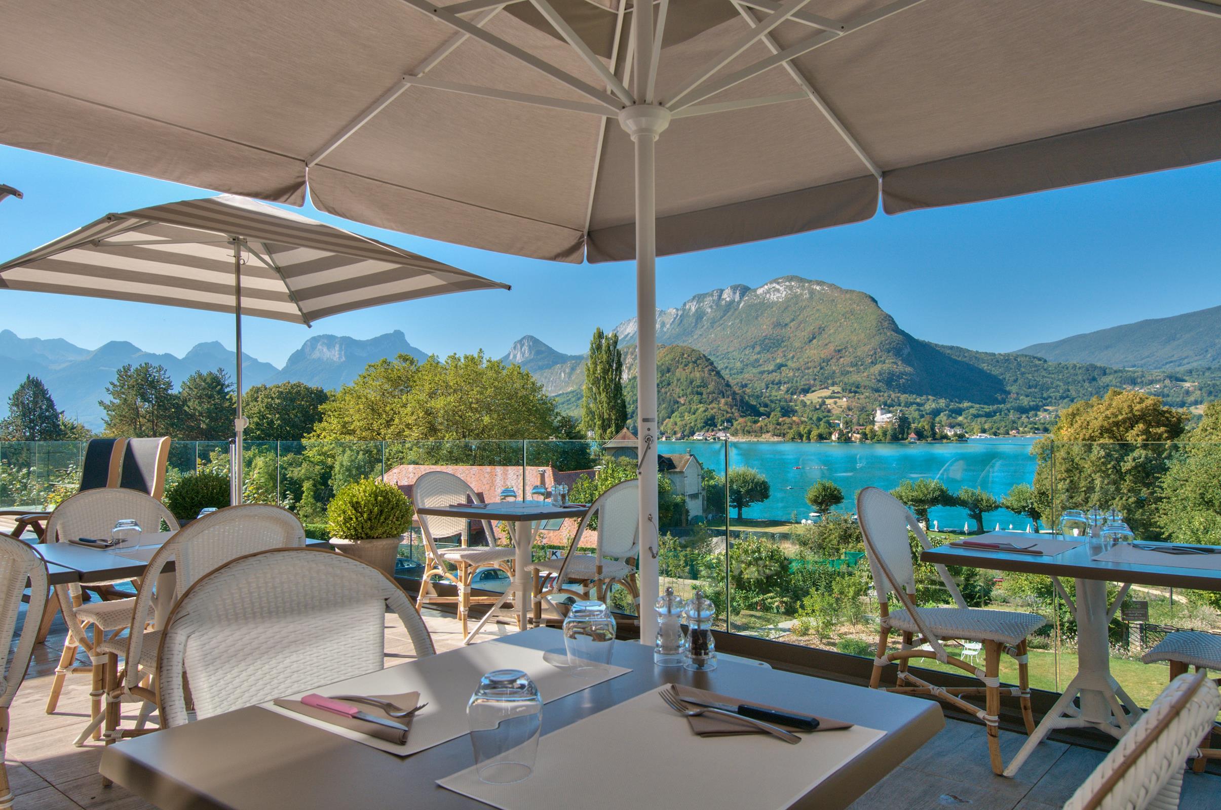 Vivre l’expérience d’un restaurant à Talloires vue lac, les pieds dans l’eau 
